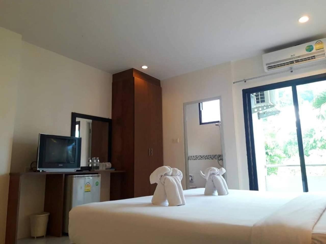 Royal Waves Hotel Patong Exterior foto